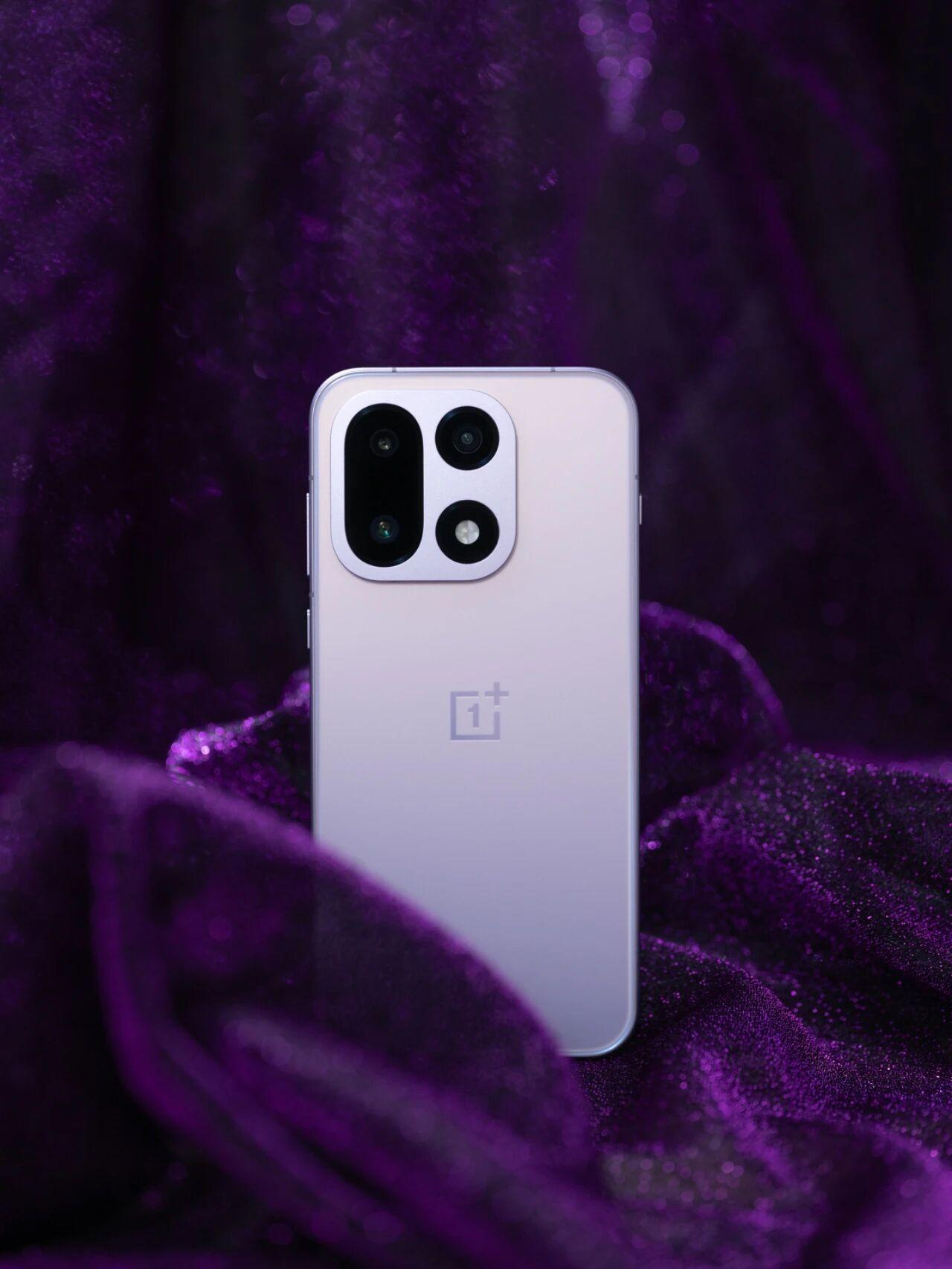 一加15「雾光紫」图赏：优雅的性能猛兽雾光紫这个配色，应该是这次最没有存在感的。