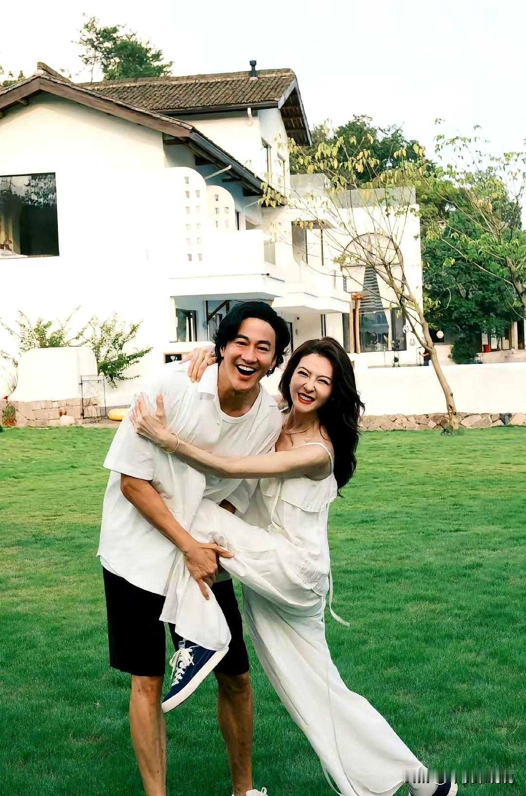 我真的越来越搞不懂何润东了。
这个快50岁的男人，浑身的肌肉好像生来就是为了保护