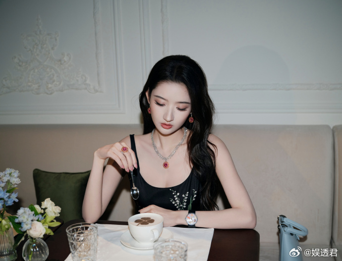 王玉雯今天又是厉害女人王玉雯的最新造型真的美到心巴！紫色满钻挂脖裙尽显高级感，冷