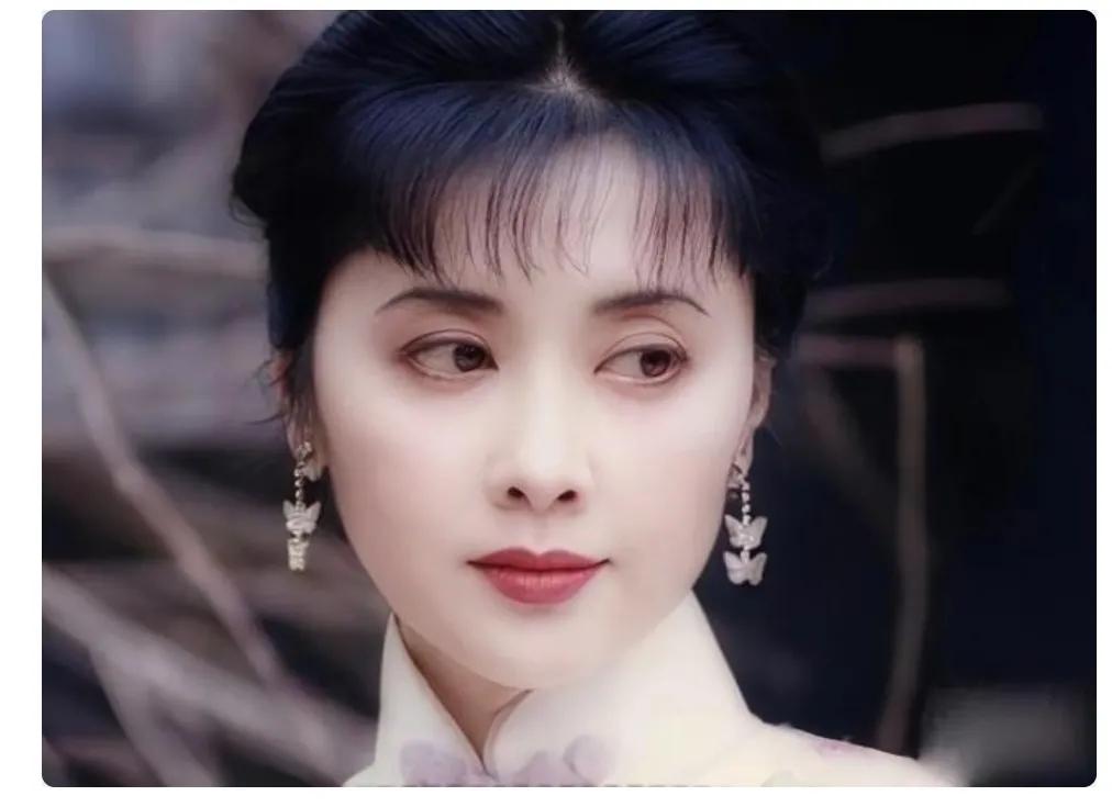 朱琳，被称为中国最美的女人，她的容颜堪称风华绝代。她的眉如远黛，修长而秀美。双眸
