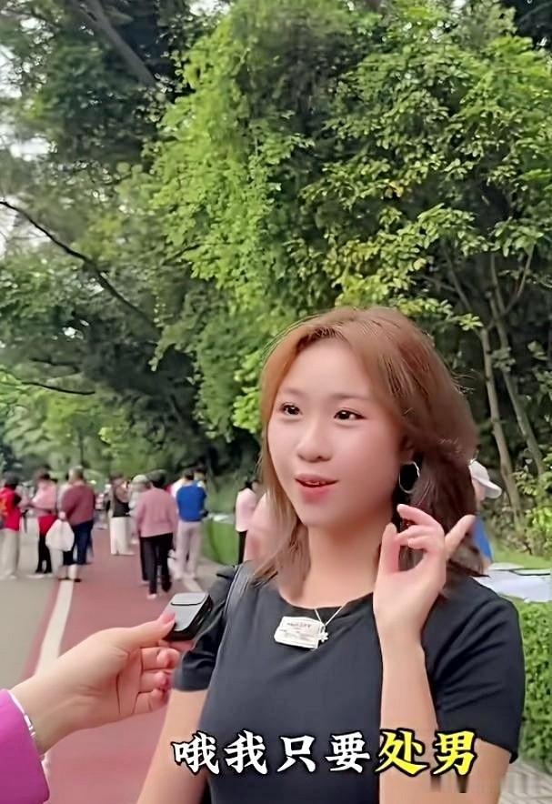 广州女孩今年22岁，第一次去相亲市场，她并不要求有房有车，只要求对方必须是处男。