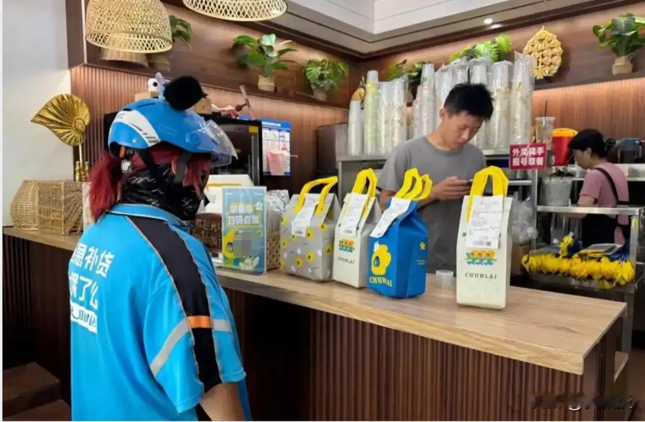 消费大变天！外媒没想到，中国在消费方面还有奇招。
 
关税大背景下，本以为中国的