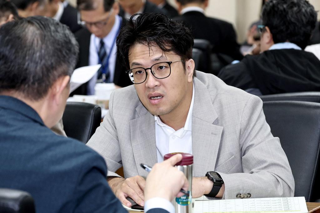 台北市长一役恐被蒋万安海放？王鸿薇揭沈伯洋面临2窘境
据媒体24日公布的最新台北