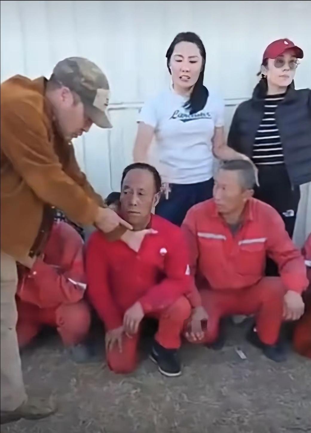 发生在蒙古国。
工人们不少一把年纪的，
她们是不是专捡岁数大的拍？
竟然还让蹲在