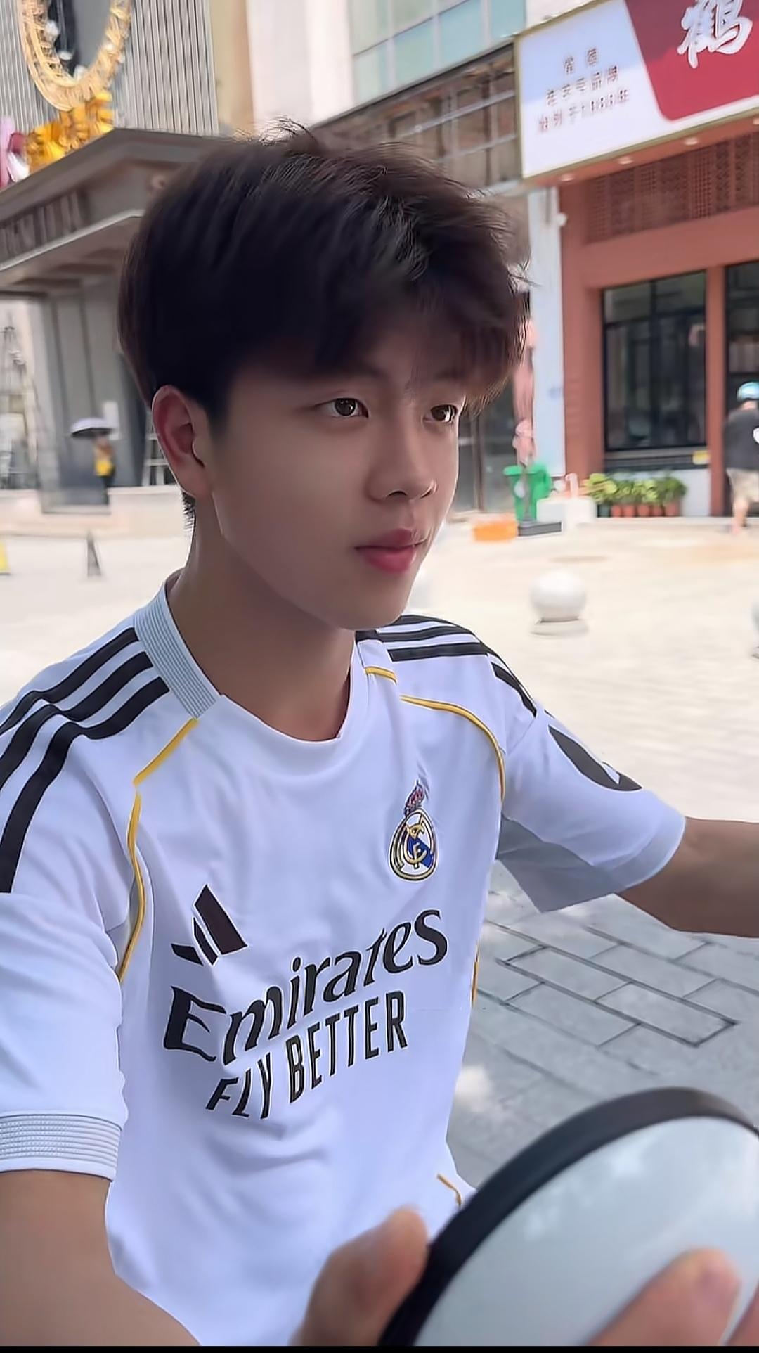 男生长得特别帅是什么感觉?以后的命运会是怎样？其实普通家庭的小孩，长得特别帅应该