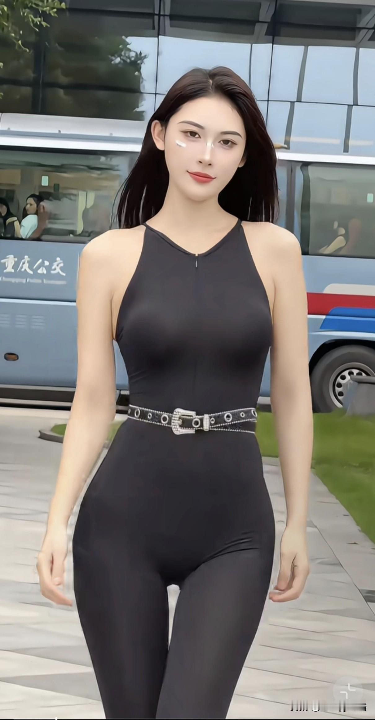 黑衣美人立，车影入画来。