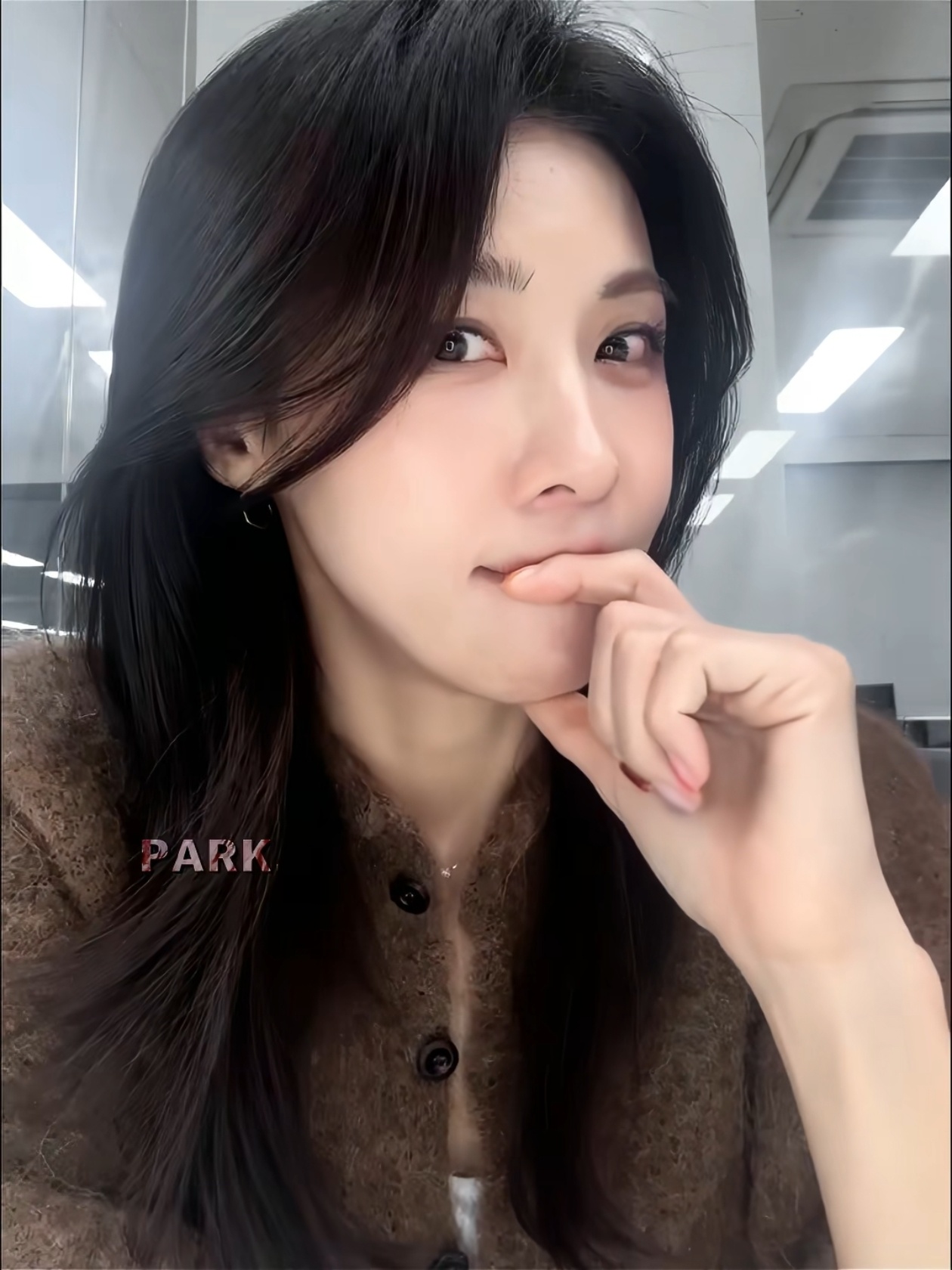 每天就这样萌萌地对着人笑然后把我的心弄得乱糟糟的。。欧尼啊😫😫😣 恋姐癖大