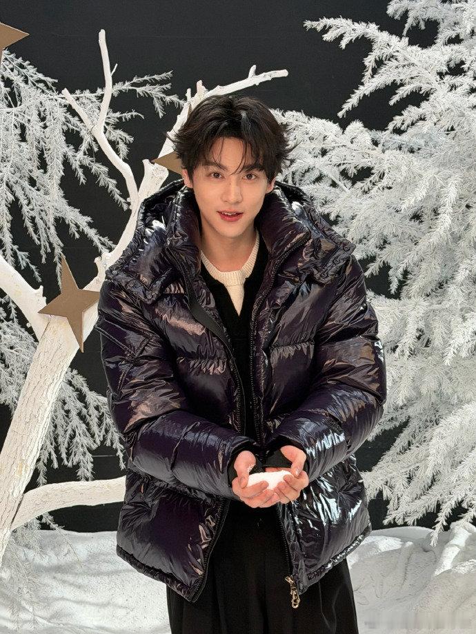 田栩宁妆造daddy开口baby 田栩宁直播真的是精灵王子吧！！在布置的雪地场景