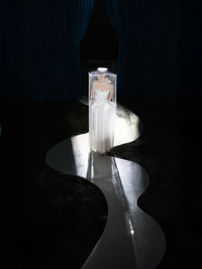 张艺凡眼影 被张艺凡的雾感紫眼影美到失语！低饱和色调晕染自然通透，衬得皮肤白到发