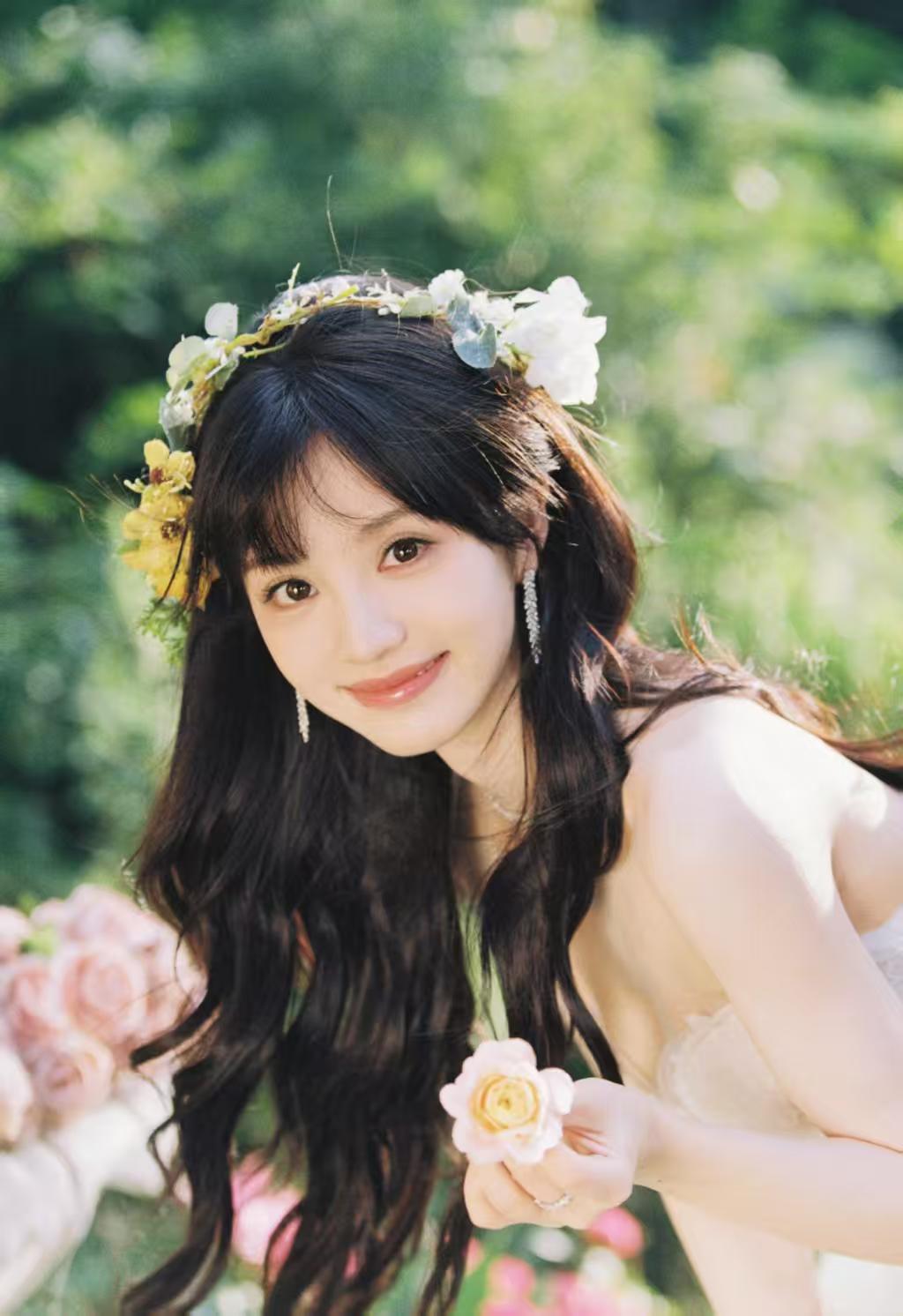 田曦薇你要嫁给我吗 田曦薇婚纱造型太适合她了，蝴蝶结像猫耳朵一样可爱，甜度直接拉