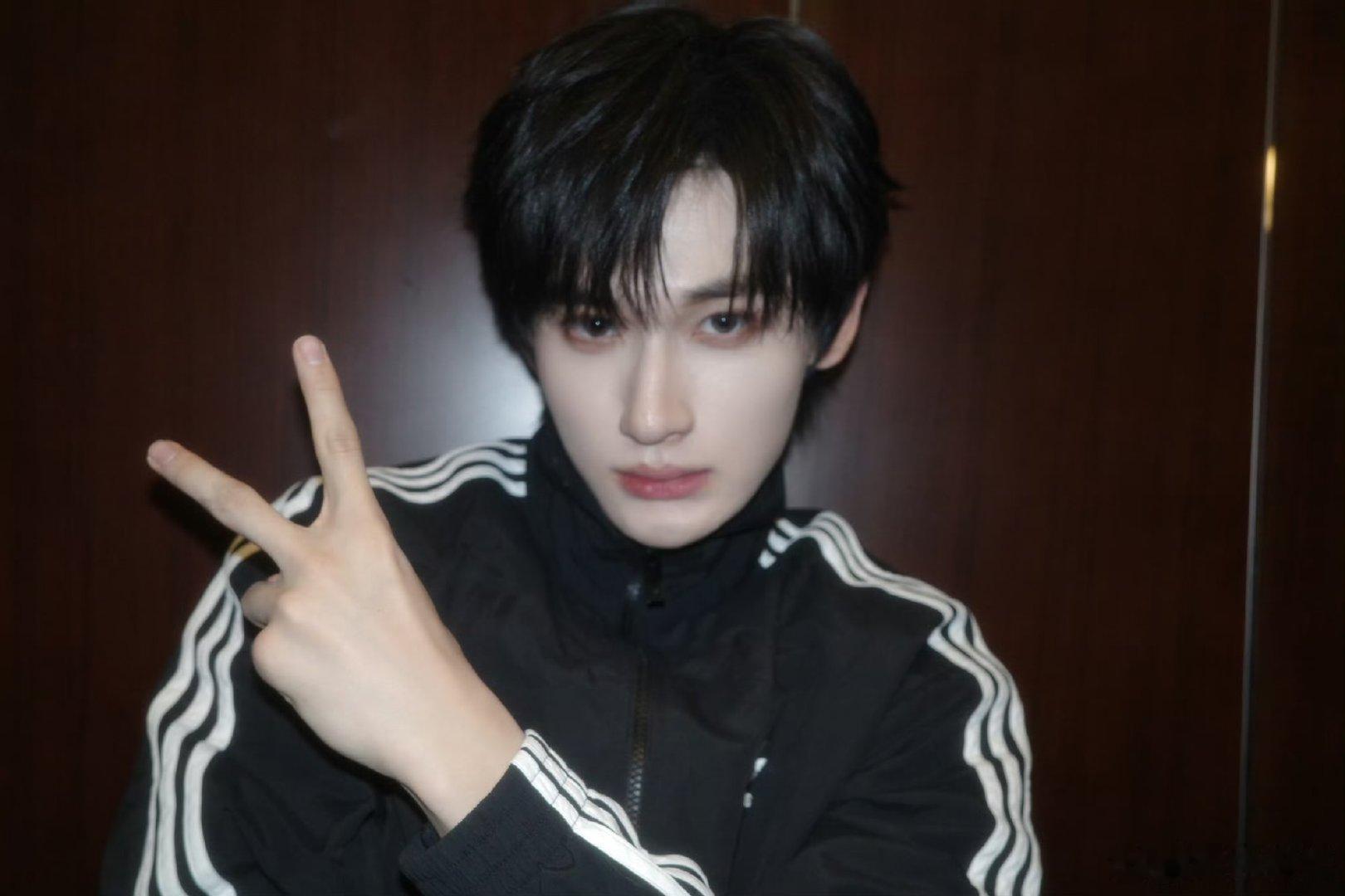 余宇涵走到哪摔到哪超燃青春的合唱 余宇涵：椅子再狡猾，也阻挡不了我摔倒的节奏，笑