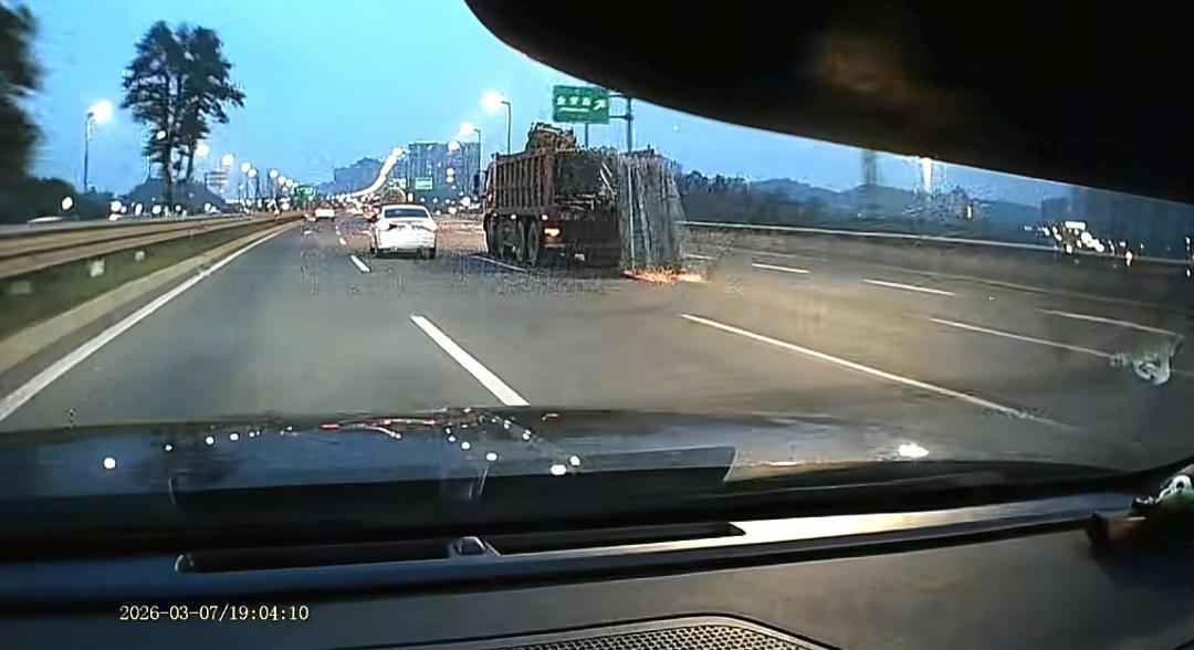 如果在高速上开车你碰到这种情况，
第一反应是什么。
第一，切记不要慌乱，预判该加