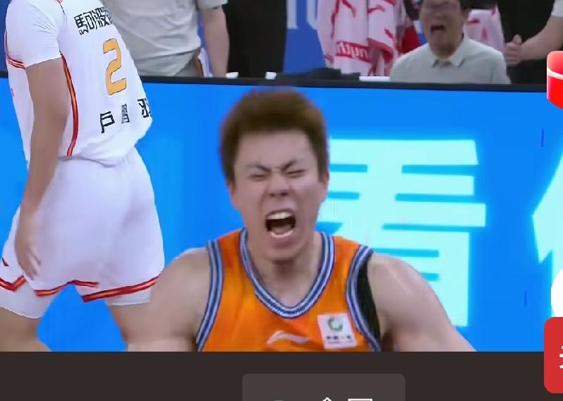 《揭幕战张镇麟莫名其妙的疯狂》
扣了个球，表情扭曲又捶胸顿足又嚎叫，恍惚间给人一