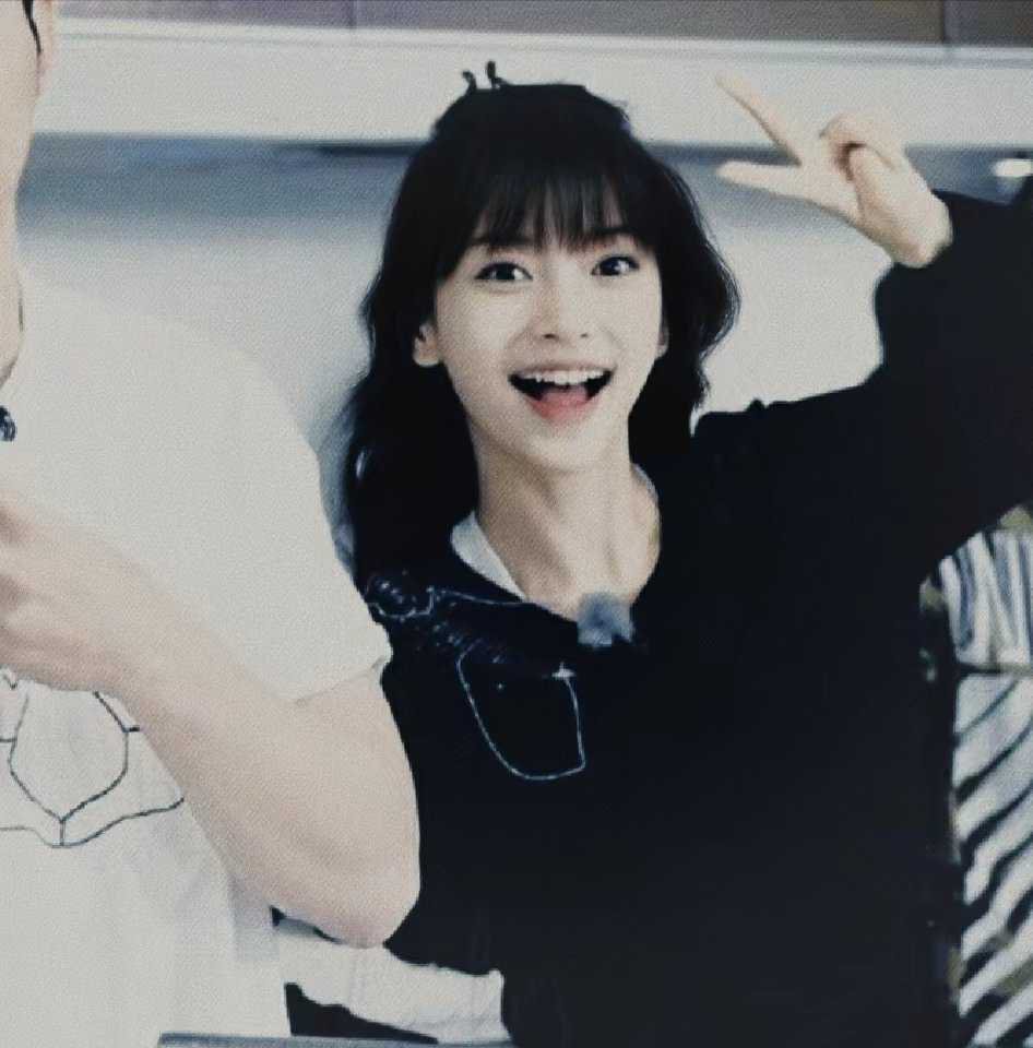 angelababy angelababy 人群自动退成布景，像被风吹散的铅笔画