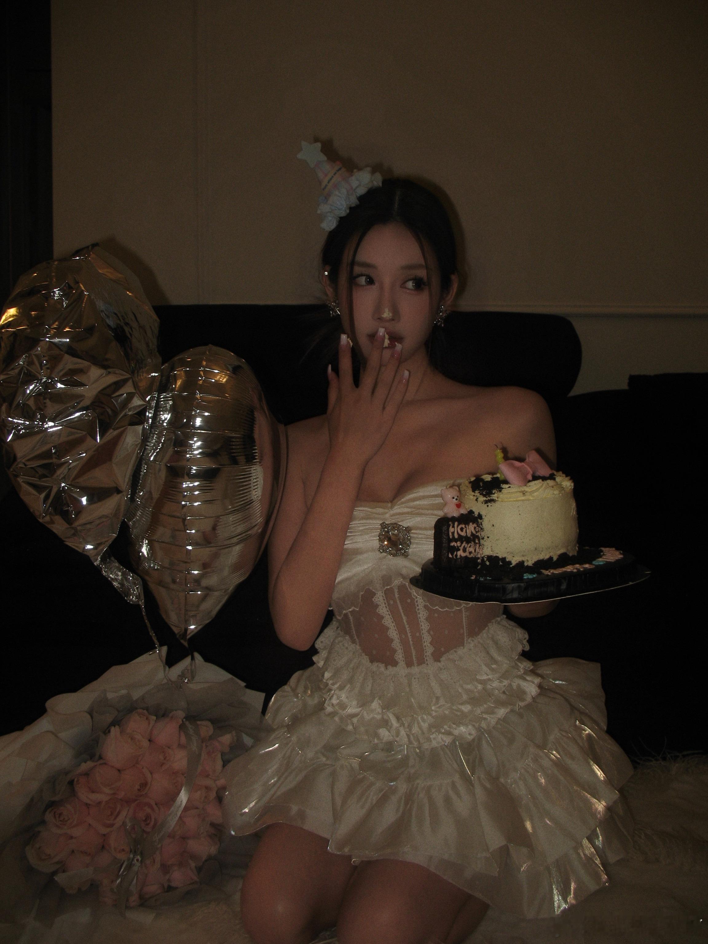 蜡烛一吹又是一岁了这一年对我来说真的很复杂 谢谢这段经历让我感知世界的触角又长长