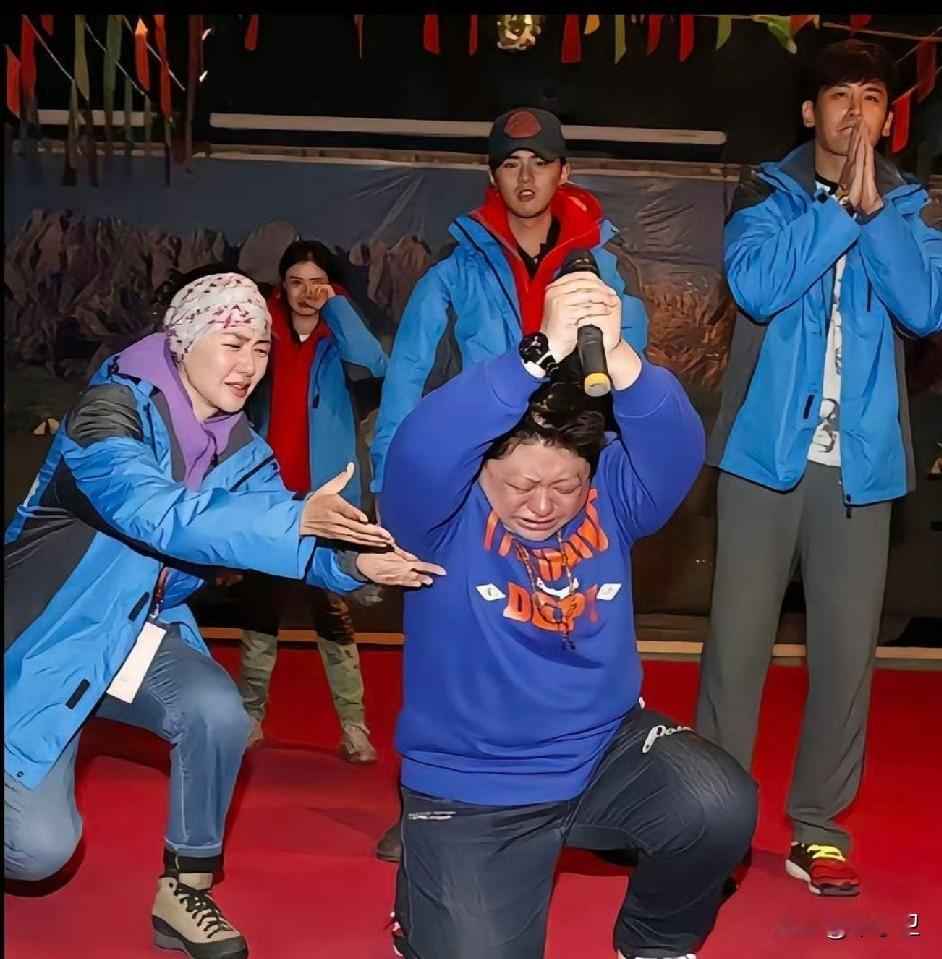 这是演话剧吗？网友问， 这是2014年，慈善公益晚宴，韩红当场单膝跪地，感谢大家