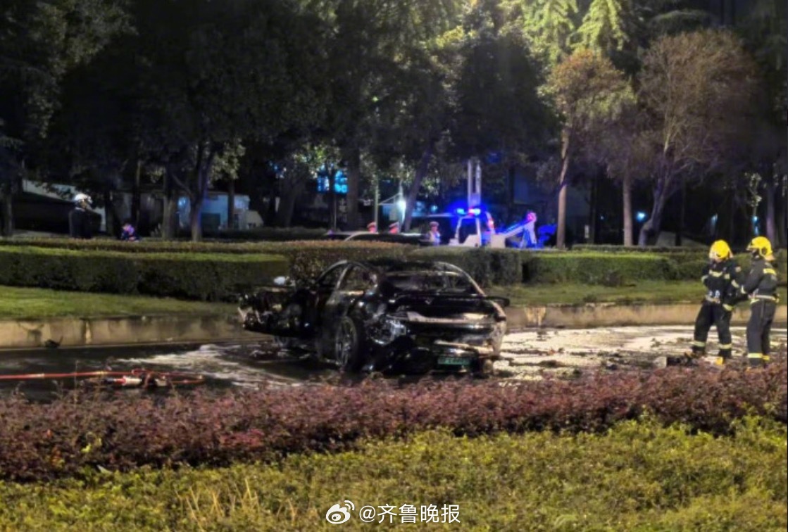 【#成都车祸起火救援人员发声#：叫不醒司机，打不开门】10月13日，成都警方通报
