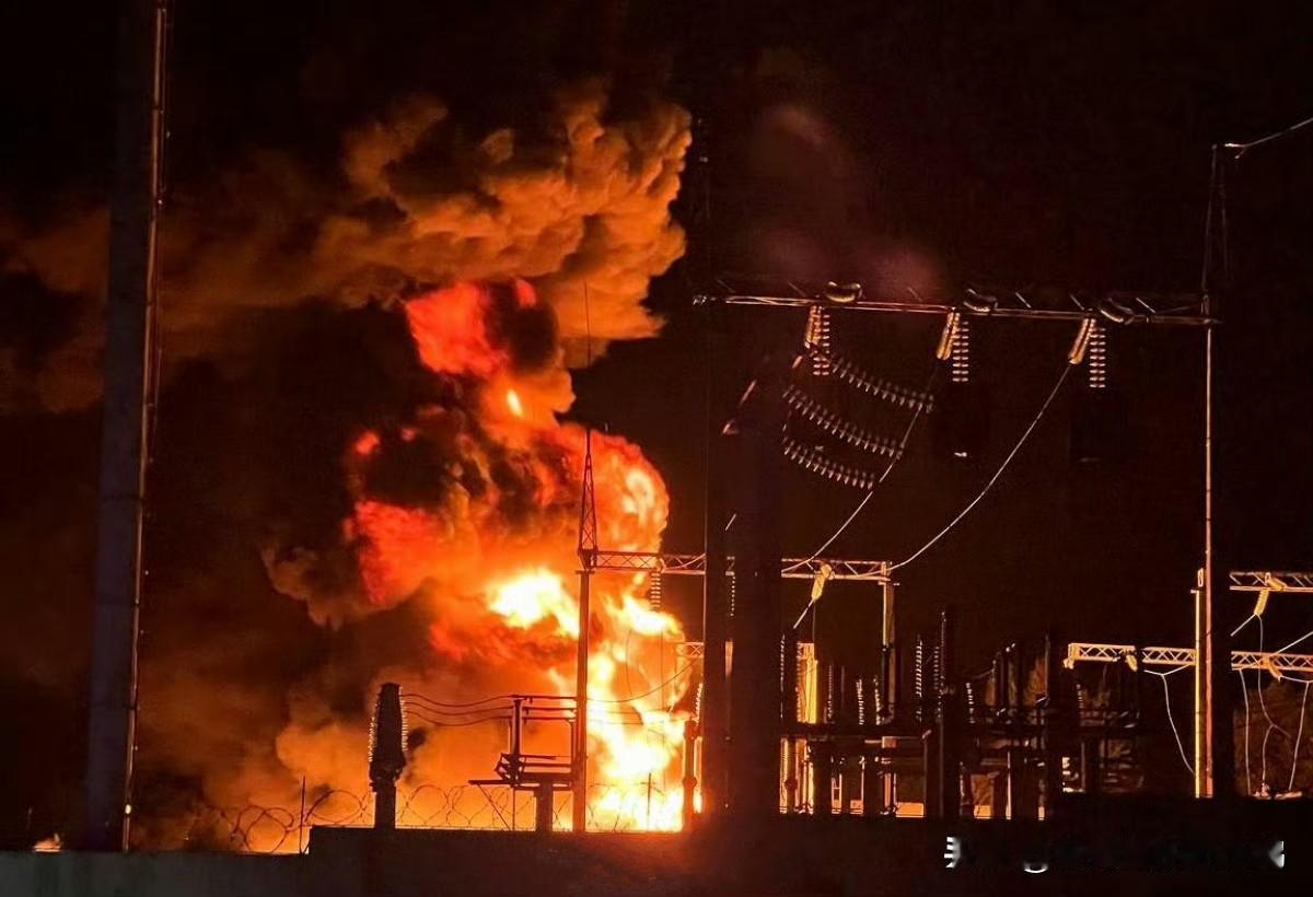 自11月初以来，乌克兰有以下能源基础设施在俄军空袭中被损坏或摧毁：
17座大型热