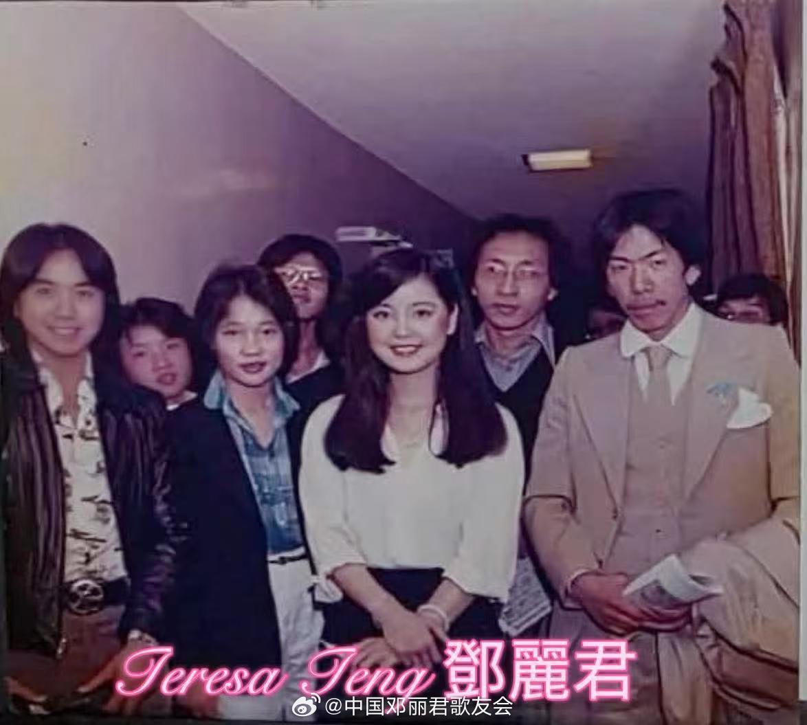 1979年4月6日，邓丽君在美国圣塔莫尼卡演出时与工作人员的后台留影，地点是当地