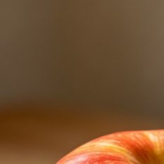 种植苹果，从选对品种开始。根据当地气候，可选早熟的“嘎啦”或晚熟的“红富士”。栽