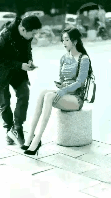 这女子真高，直接俯视小个子男子。