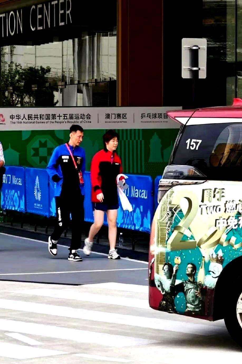 “再拿一分就赢了，教练却把她叫回板凳。”

第四局10:9，蒯曼正手连抽三板，对