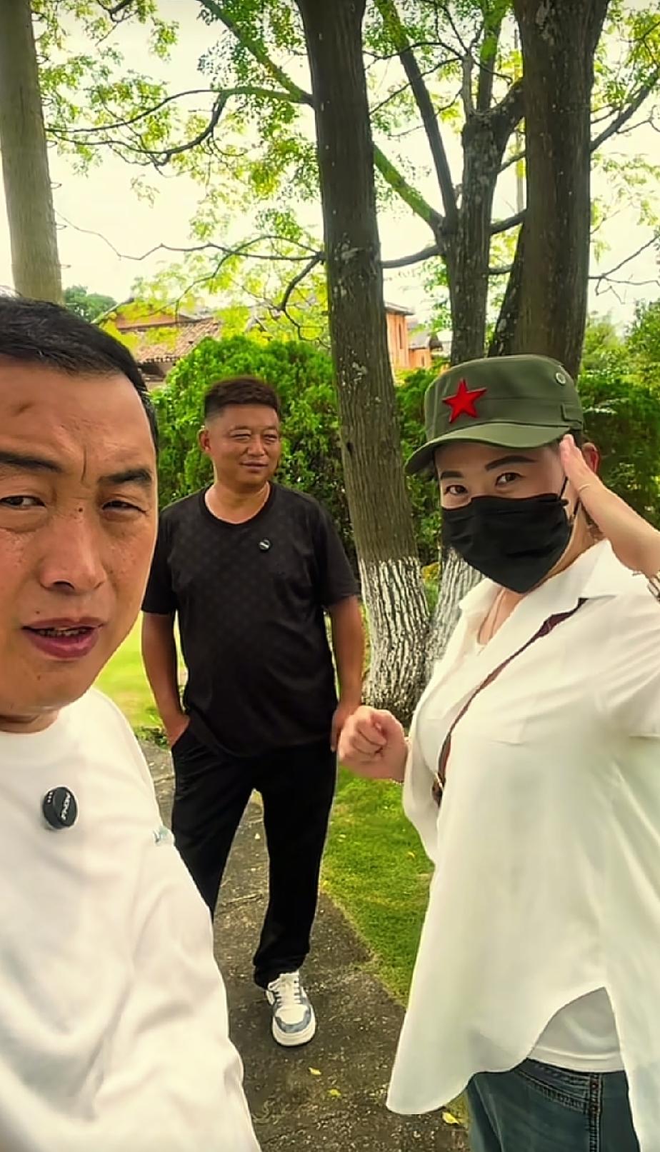 贺兄弟带着白兄弟与小贺姑娘，告别福建长汀，来到红色故土江西瑞金。
 
瑞金是著名