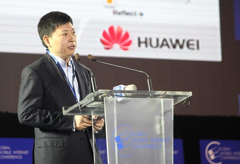 华为官网最新管理层页面悄然更新：终端 BG CEO 何刚正式升任华为公司董事。这