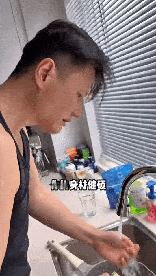 徐冬冬自创椰汁爆蛋 谁说厨房是婚姻的修罗场？徐冬冬把这里变成了甜蜜实验室！自创椰