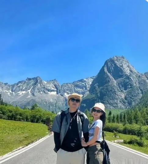 “这对夫妻火到央视了！”甘肃陇南，女子在旅行的途中，听到身后有人对着远处喊话，一