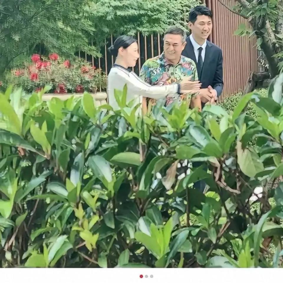 张嘉译在成都被偶遇看房啦！照片里他两鬓斑白，着实显沧桑，岁月这把杀猪刀还是在他身