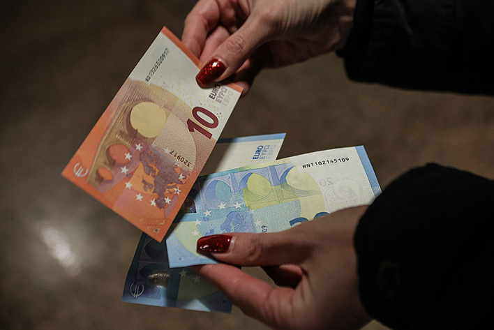 【#欧元对美元汇率创4年多来新高#】 #欧元对美元汇率突破1.20# 近期欧元汇