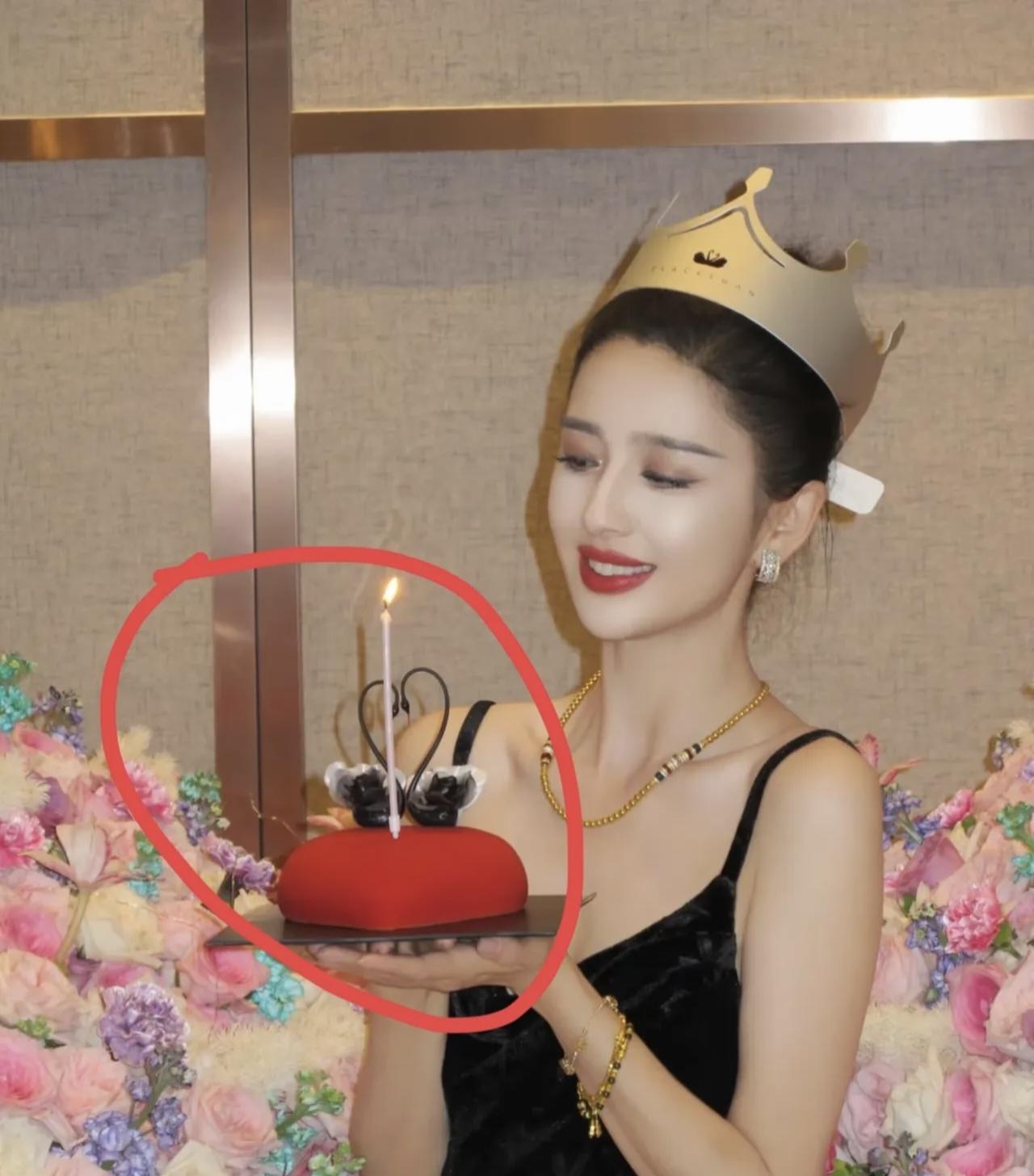不得不说，离婚后的佟丽娅，生活状态真的越来越松弛幸福！
 
每一年她的生日都备受