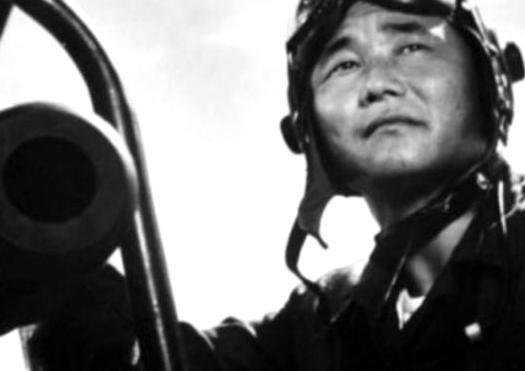 1965年，空军飞行员高长吉面对越境挑衅的敌机，毅然违抗禁令将其击落。这一壮举令