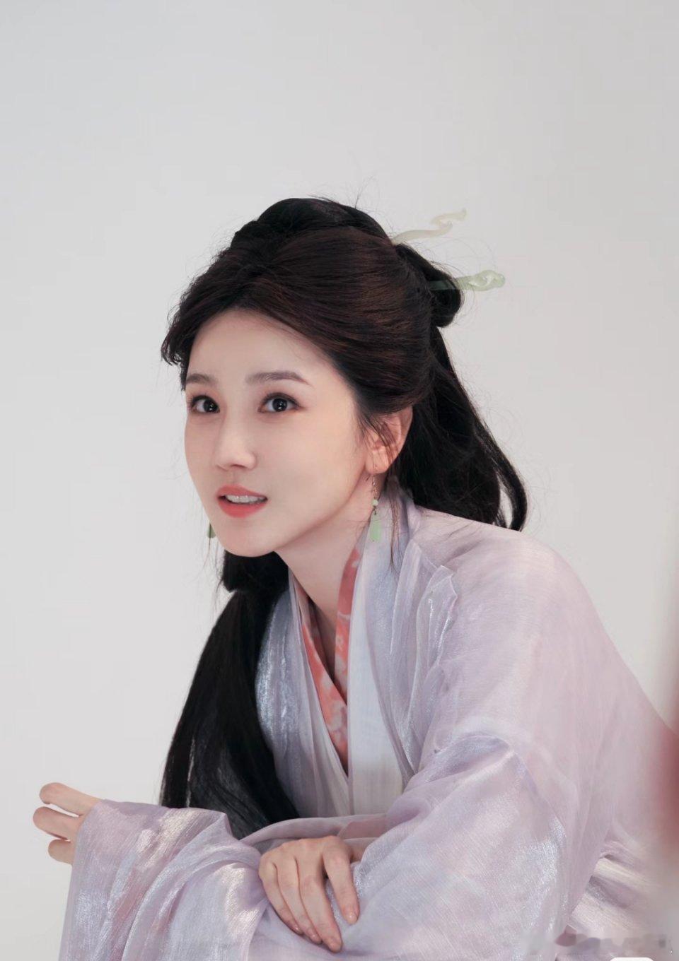 陈小纭确实漂亮，不过就是资源不好，这个妆造还是好看的 ​​​