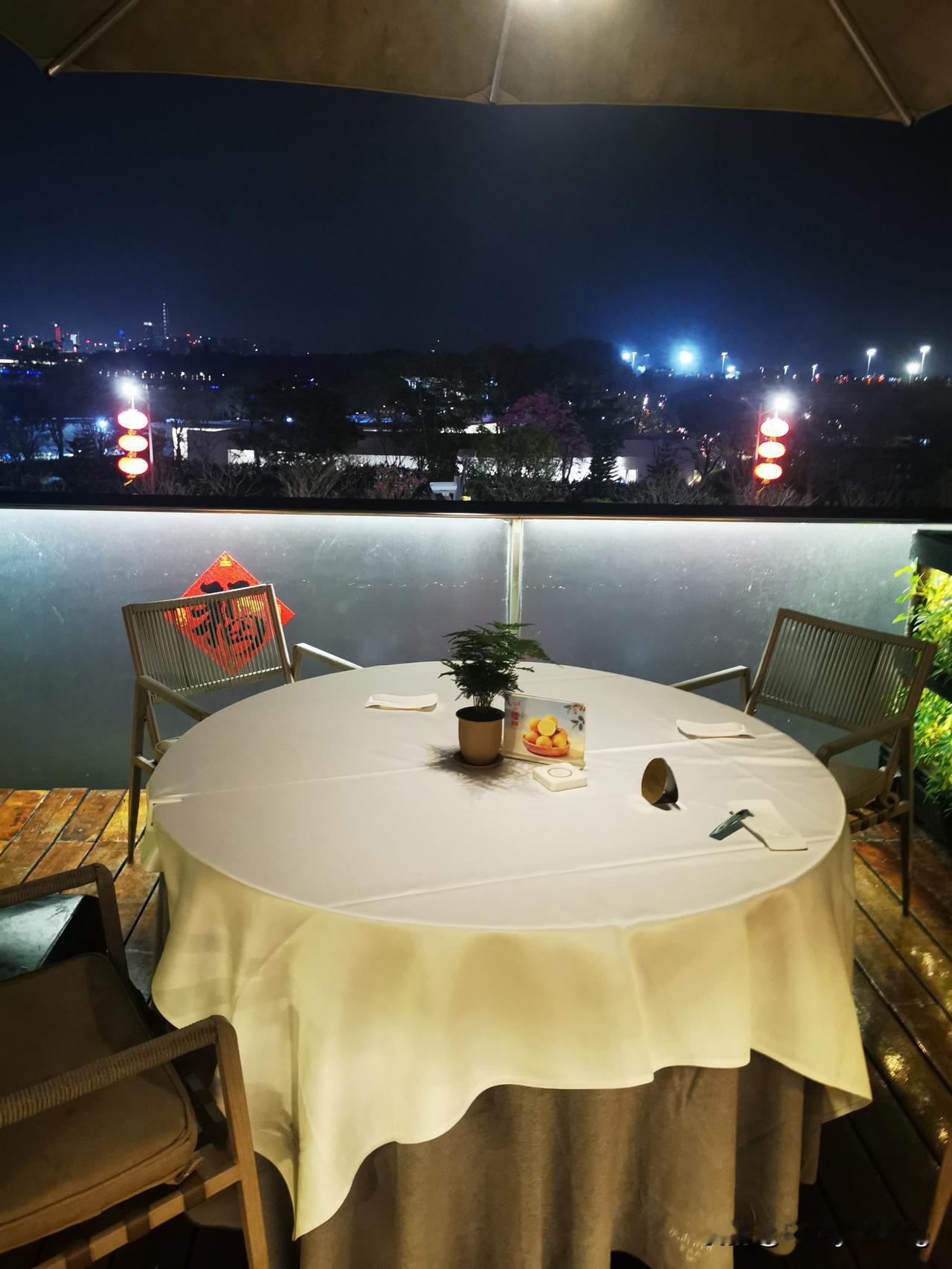 上周一位老朋友相约在深圳湾一号观海酒店把酒问青天也话了桑麻。

喝了点虫草养生酒