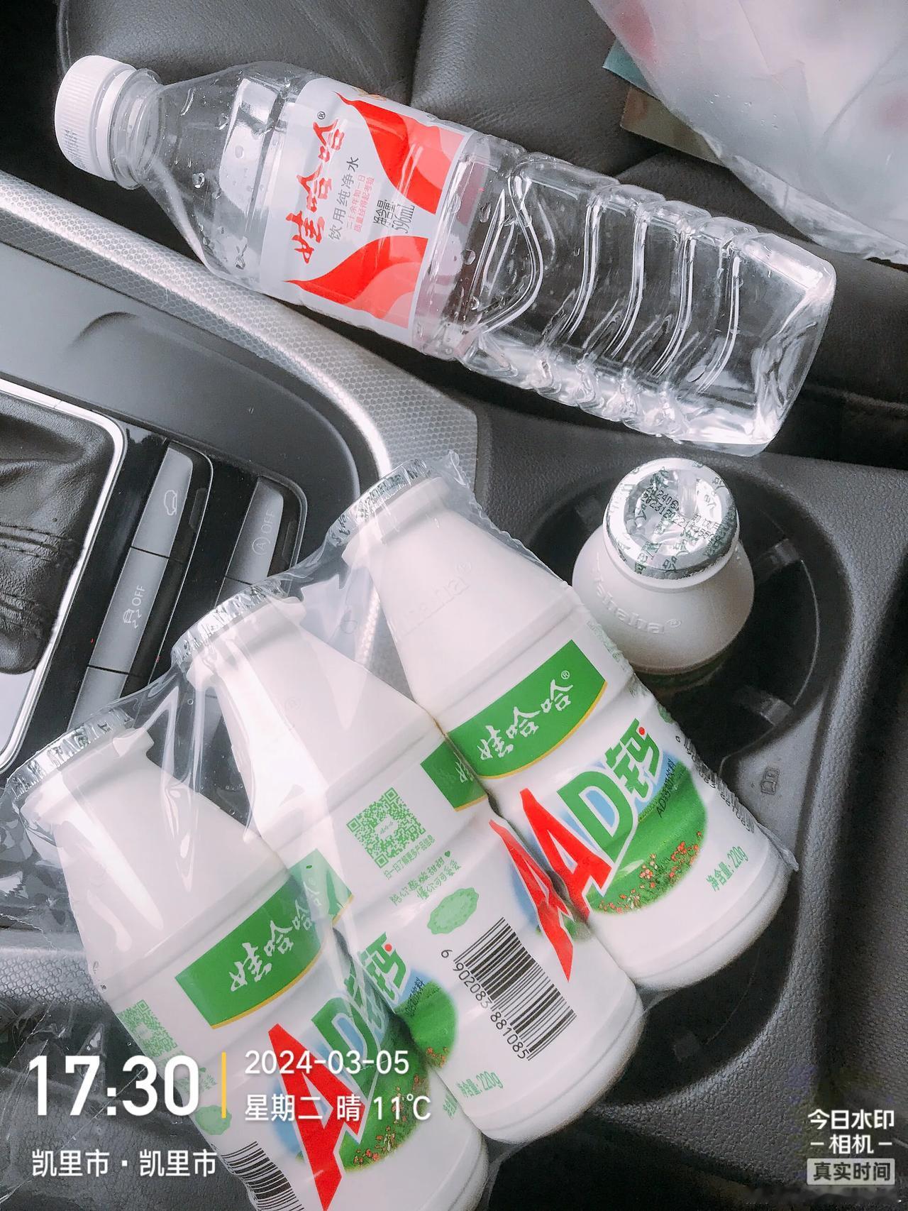 娃哈哈AD钙奶，从小喝到大，好喝。这里一个小商店都有娃哈哈的纯净水卖，还是不错的