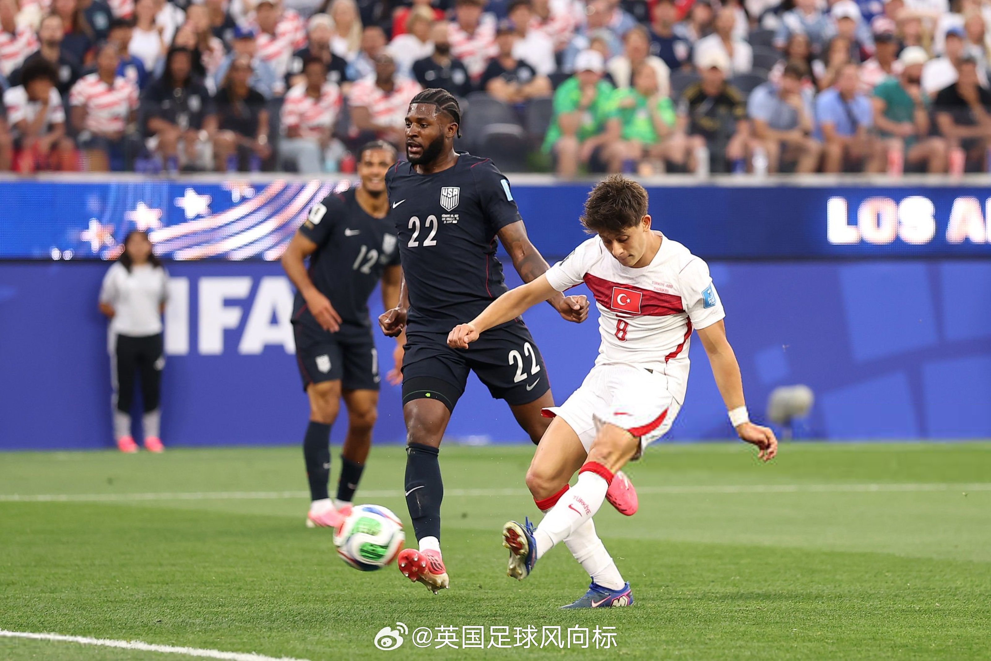居莱尔破门土耳其vs美国居莱尔接应伊尔马兹的助攻，打进土耳其队在本届世界杯的首个