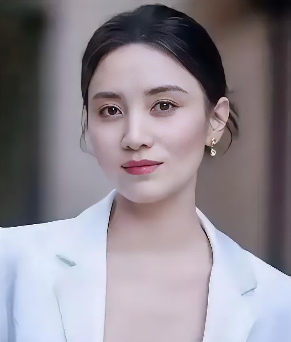 又来了，又拿宋佳的脸PUA普通女人。47岁不长这样就不配活着是吧？

宋佳确实美