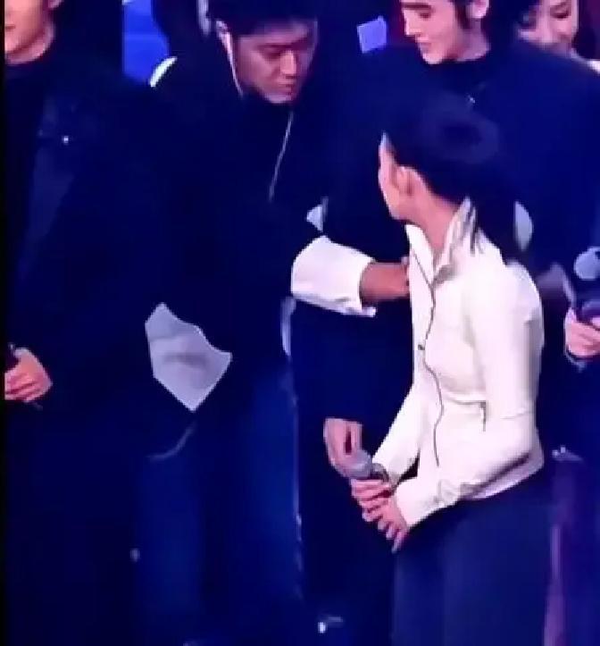 舞台不是菜市场，C位也从来不是抢来的。
 
90秒里，三次被拉回原地，碰主持人被