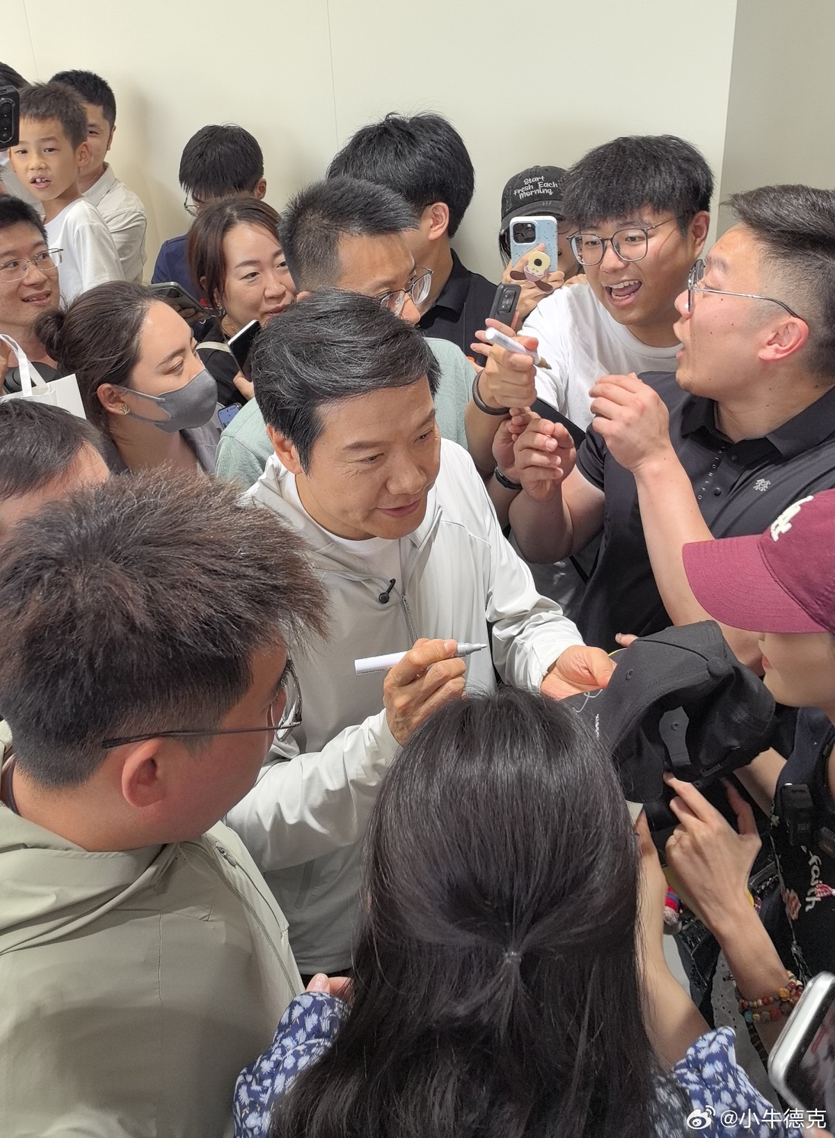 话题里面某些人是真的酸啊。雷军这么多年来去线下做调研又不是一次两次了。2013年
