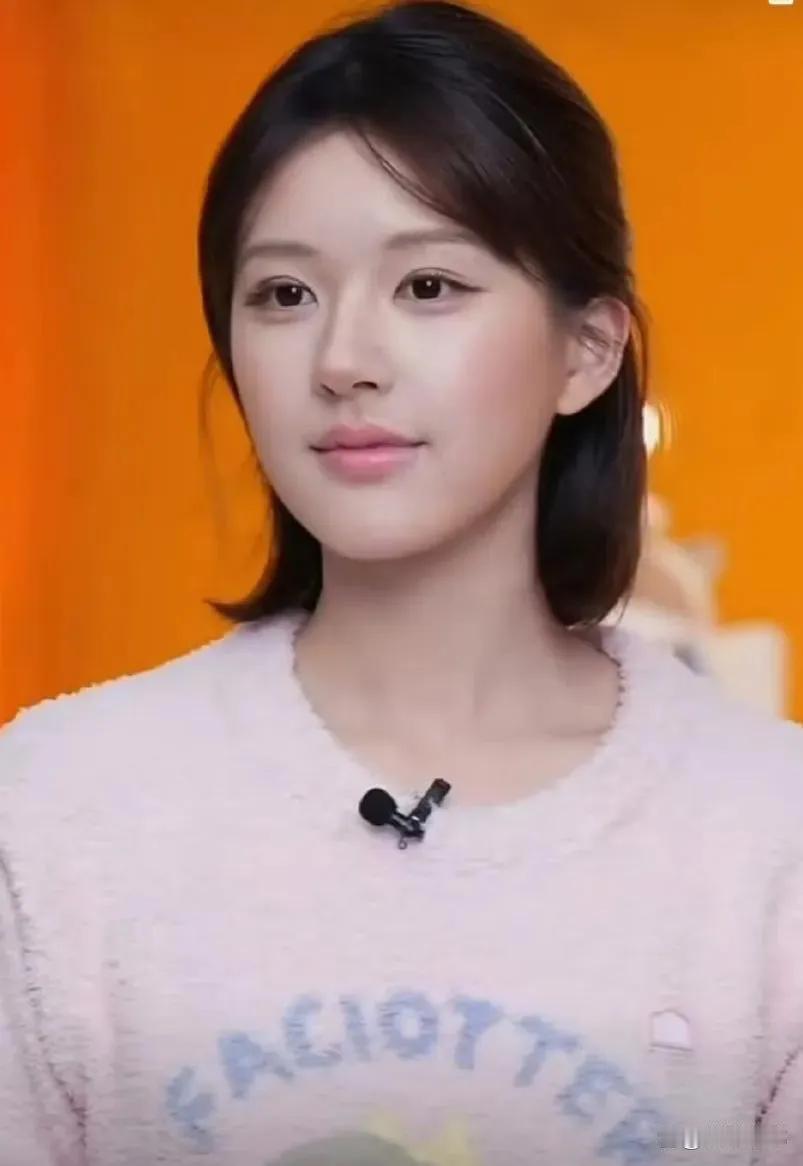 赵露思可爱娃娃脸，福气脸。这种脸很有福的，所以事业长虹！
当然小姑娘也很努力，实