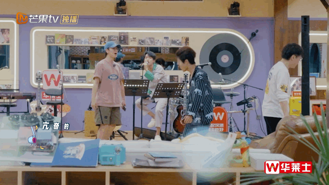 #像你这样的朋友深夜喊麦版#这首歌里边充满了陆虎对再就业男团的爱，深夜真是情绪释