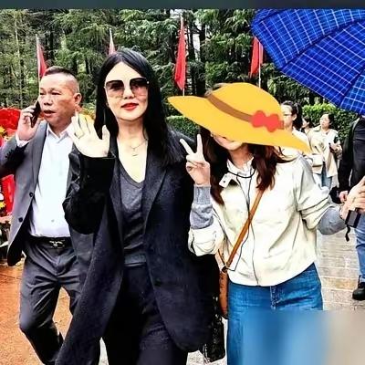 路人在新加坡街头偶遇李湘母女，整个人瘦到肩胛骨都明显凸出来，目测瘦下来一大截，一