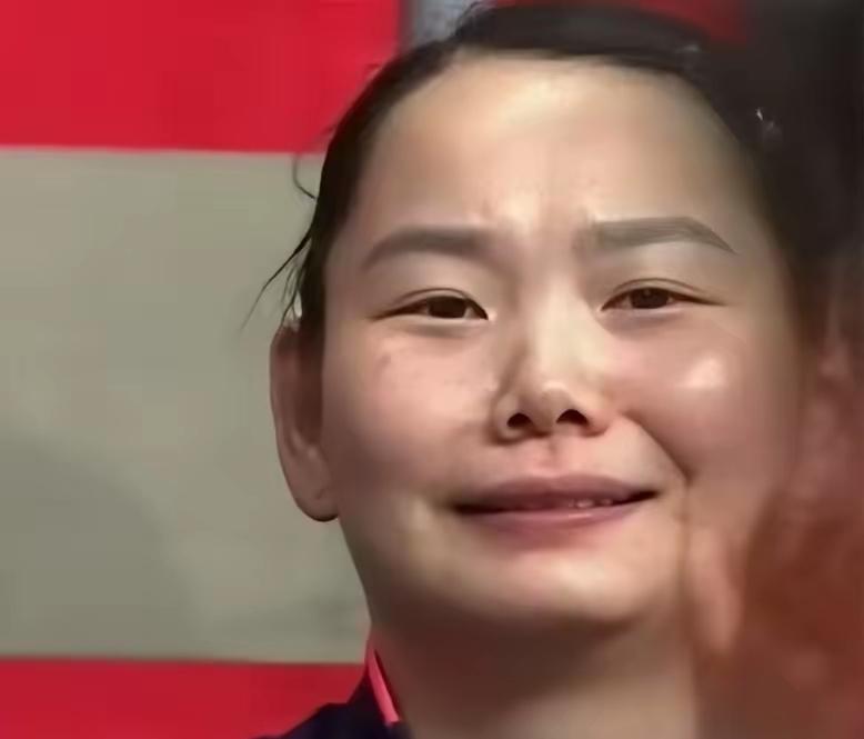 功章里有孙颖莎，另一半一定有何卓佳！你看到的是孙颖莎站上领奖台，鲜花掌声闪光灯，