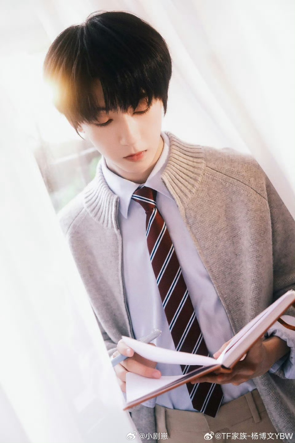 杨博文的第一条角色博在杨博文怀里躲过扫射哥控谁还记得当年躲在杨博文怀里的名场面，