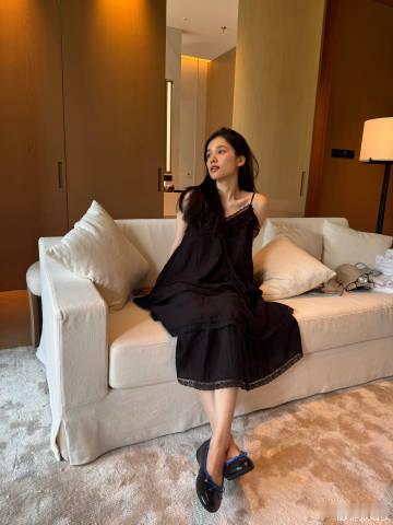 张婧仪黑吊带居家plog张婧仪慵懒松弛感随拍 好爱张婧仪这种居家随拍！黑吊带简单