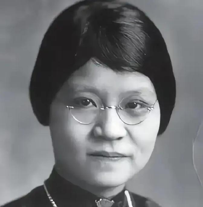 1901年，江苏无锡，一个17岁的姑娘被亲妈塞进了花轿。新婚之夜，她揭开盖头，面