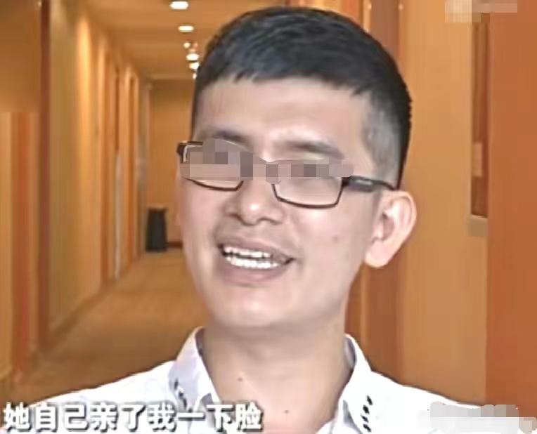 广州，男子爱上了一个漂亮女子，为讨她欢心，低价卖掉自己的房子，大方塞给女子200