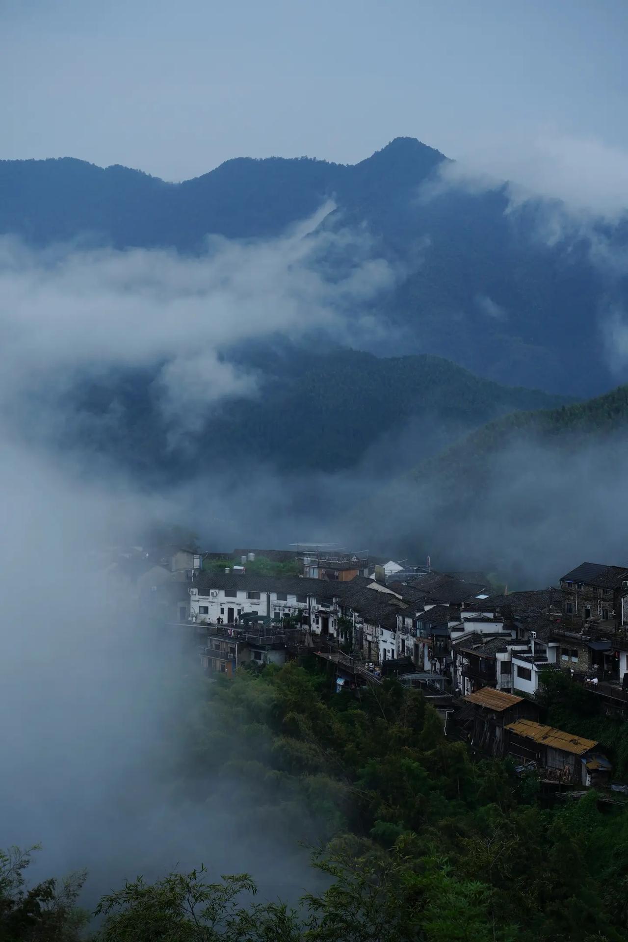 在一场饭局上，我碰到了一所初中的校长。得知我们从事培训工作后，他眼神里明显流露出